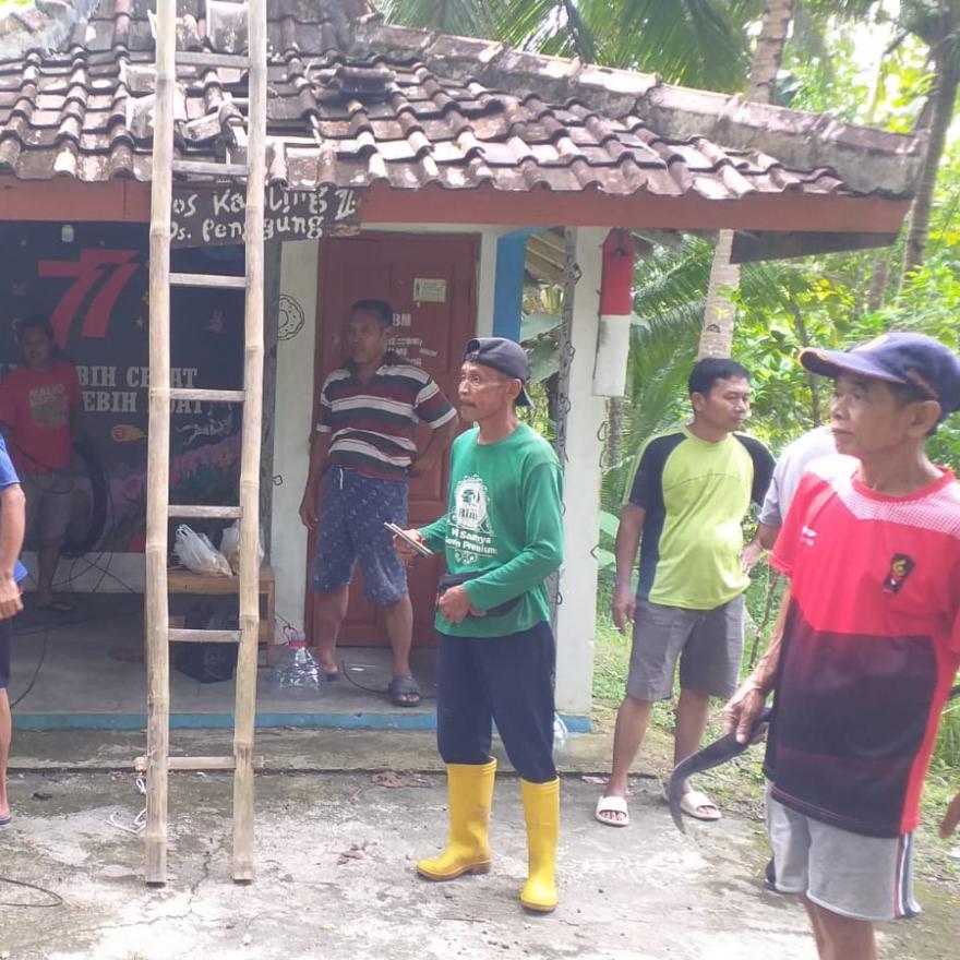 Sejumlah Warga RW 022 Padukuhan Penggung Bekerja Bakti  Membersihkan Lingkungan